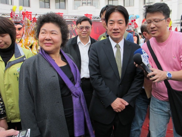 賴清德今（18）日到高雄市宣傳台南市春節活動，陳菊市長前往歡迎，被問到是否接任黨主席，兩人都說對方較適合，自己沒時間擔任！照片來源：胡宏志攝   