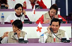 總統馬英九（前右）18日晚間前往華視出席募款晚會，與夫人周美青（前左）擔任義工，一起接聽募款電話。圖片來源：中央社   