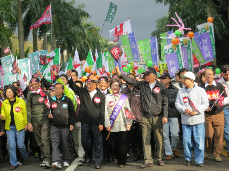 由民進黨發動的火大遊行，在黨主席蘇貞昌率領下，13日下午3點正式出發。圖：林朝億/攝   