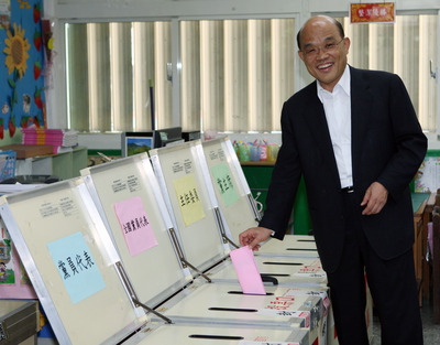 民進黨主席蘇貞昌25日前往黨職選舉投票地點新莊中港國小完成投票程序。圖片來源：中央社   