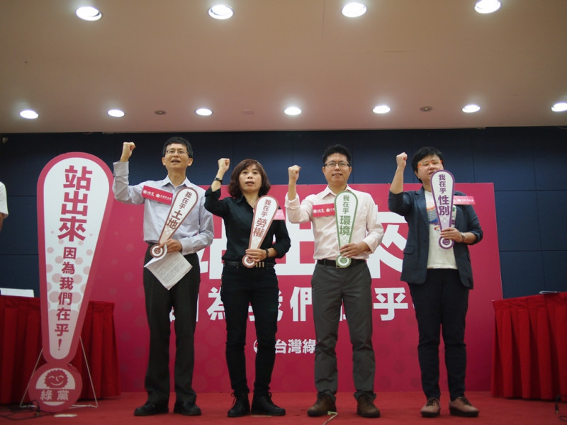 綠黨25日公布的4位2016不分區立委候選人中，人稱環保律師的詹順貴(左一)也名列其中。圖:何星瑩/攝   