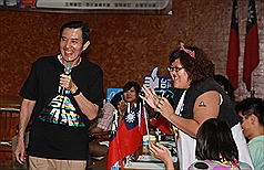 總統馬英九（左）14日前往台南市土城正統鹿耳門聖母廟，與參加「民主選讚營」的青年學員座談。圖片來源：中央社。   