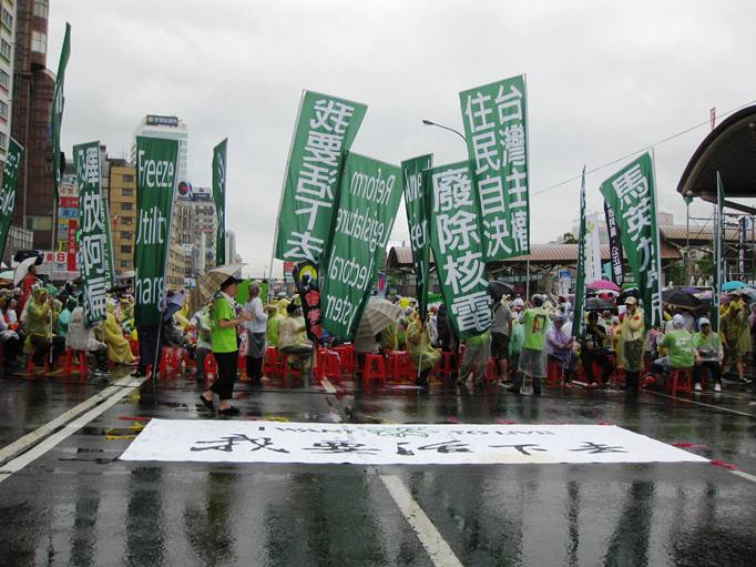 本土社團發起的「拒馬保台行動聯盟」20日上午開始佔據台北車站前的忠孝西路車道。圖：林朝億/攝   