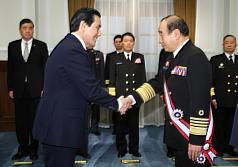 總統馬英九（前左）16日在總統府頒贈「青天白日勳章」給前參謀總長林鎮夷（前右）。圖片來源：中央社   