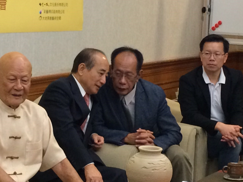 王金平在記者會上為國民黨立委陳超明拜票，兩人互動親密。圖：符芳碩/攝   