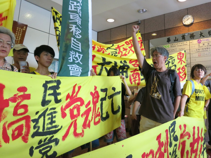 台北大學教授廖本全14日在民進黨樓下痛批台南鐵路南移，就是大埔事件的翻版。圖：林朝億/攝   