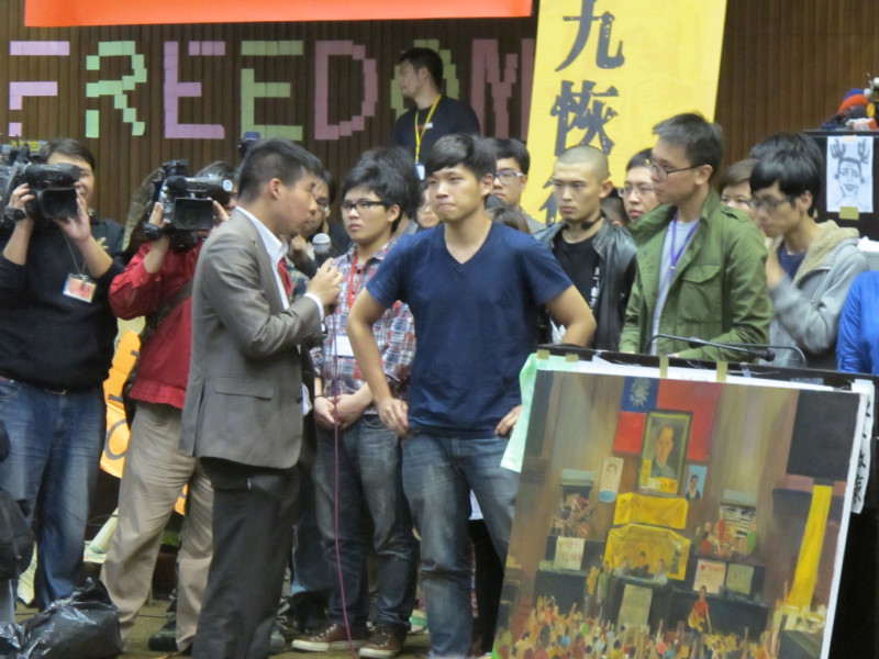 反對退場的王奕凱在記者會裡表達抗議的聲音。圖：林朝億/攝   