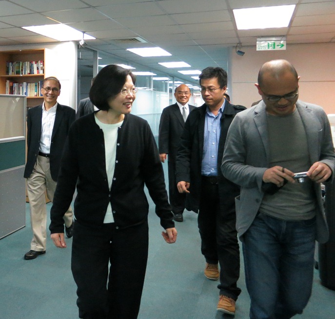 蘇貞昌、蔡英文14日會晤後，恰巧被媒體碰到。圖：林朝億/攝   