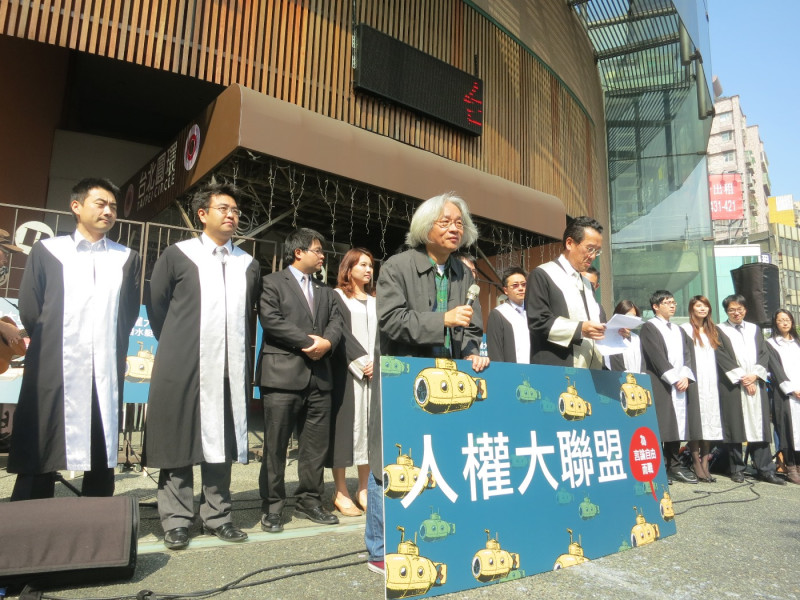 馮光遠、顧立雄25日邀集多位律師一字排開要捍衛人權與言論自由。圖：林朝億/攝   