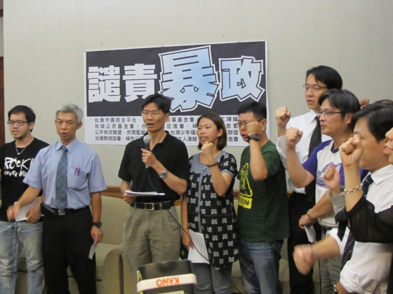 多個民間社團25日召開記者會譴責國家暴力侵入人民住宿的旅館。圖：林朝億/攝   