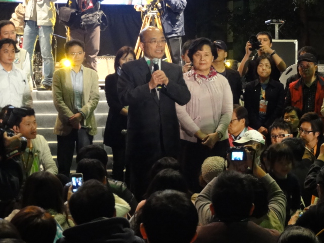 蘇貞昌沒有上台，與群眾在在一起發表選後感言。圖片：王鼎鈞/攝   