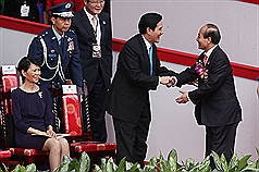 圖2-1/總統馬英九（前右3）、立法院長王金平（前右2）2人在關說案後，10日首度在國慶大會上碰面，2人握手致意。圖：中央社   