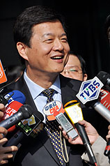 台北縣副縣長與各政務首長21日總辭，台北縣長周錫瑋受訪表示，台灣的選舉害死了政治人物，在黨內的鬩牆
、黨外的鬥爭下，過去曾遭許多污名化的打壓。圖片來源：中央社   