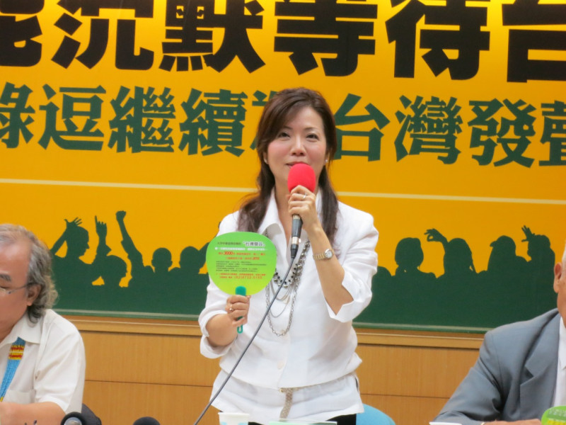 綠色逗陣之友會理事長王美琇17日呼籲每人1萬元，要為台灣發聲。圖：林朝億/攝   