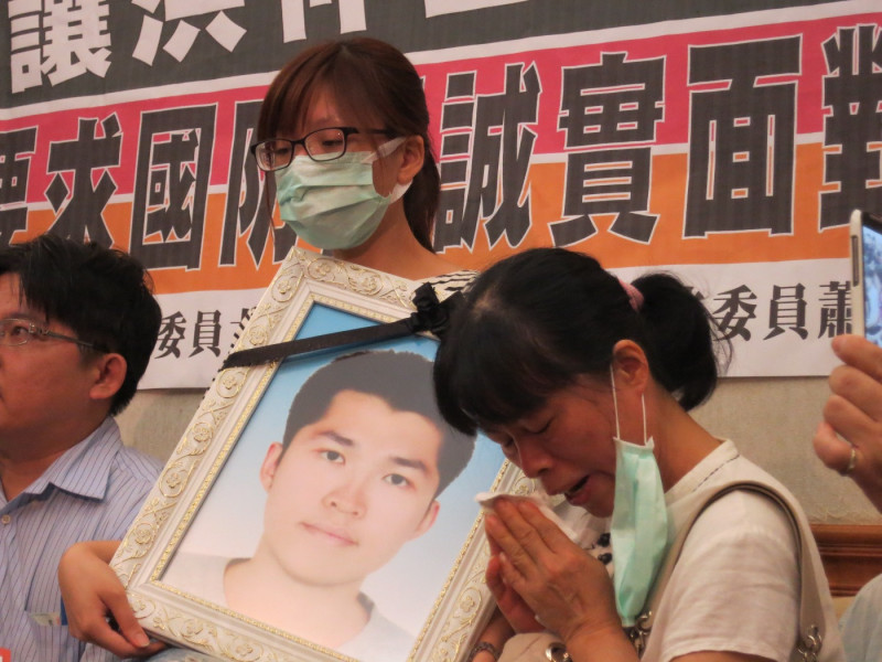 洪仲丘姊姊抱著弟弟的遺照，17日出席立法院記者會。圖：林朝億/攝影   