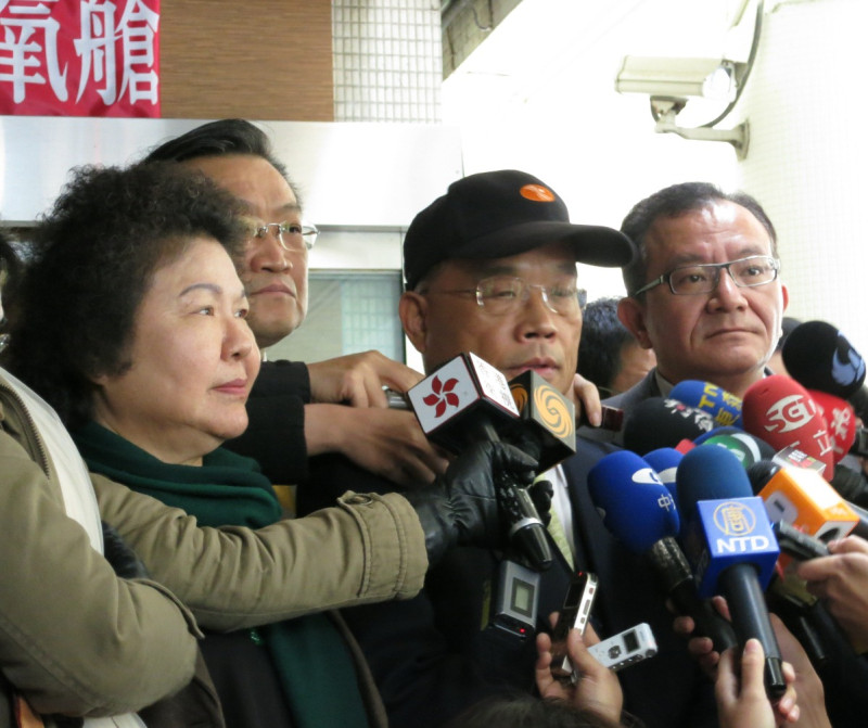 民進黨立委高志鵬與黨主席蘇貞昌、高雄市長陳菊6日探視陳水扁後，轉述扁對於組黨的談話。圖：林朝億/攝   