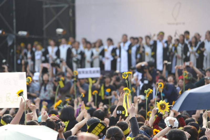 330凱道活動吸引超過50萬人參與，對此，總統府發言人李佳霏晚間也轉述總統馬英九的說法表示，民眾的訴求，他都有在聽。圖：林雨佑/攝。   