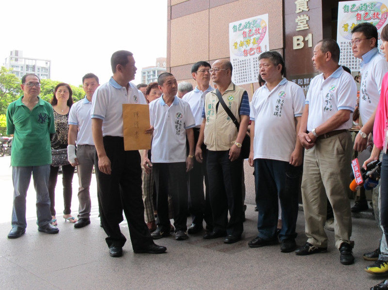 民進黨台北市基層幹部們反彈，要求台北市長候選人提名自己黨籍人士。圖：林朝億/攝   