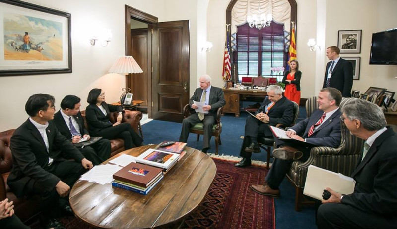 蔡英文（左三）訪問華盛頓，在美國國會與共和黨參議院軍事委員會主席麥肯、民主黨參議員李德、共和黨參議員蘇利文等議員會面。圖：翻攝蔡英文臉書   