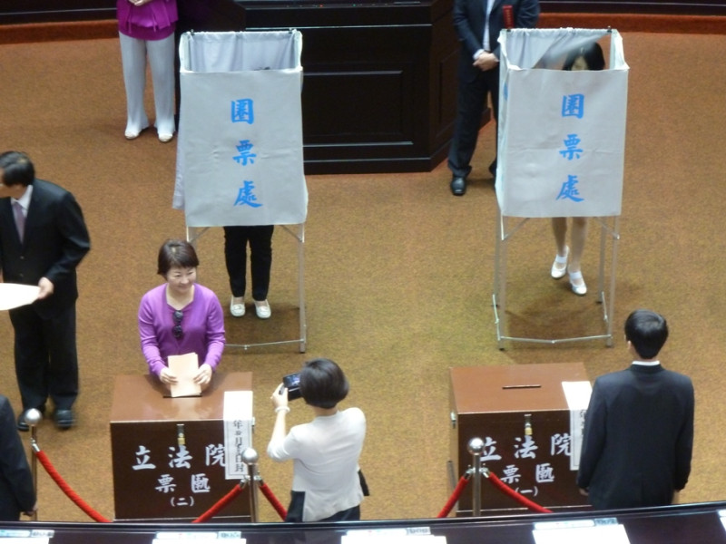 國民黨立委盧秀燕投票，開心拍照。圖：謝莉慧/攝   
