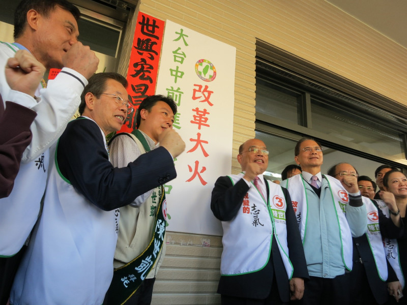 民進黨公職16日為台中第二選區立委候選人陳世凱「前進指揮中心」揭牌。圖：林朝億/攝   