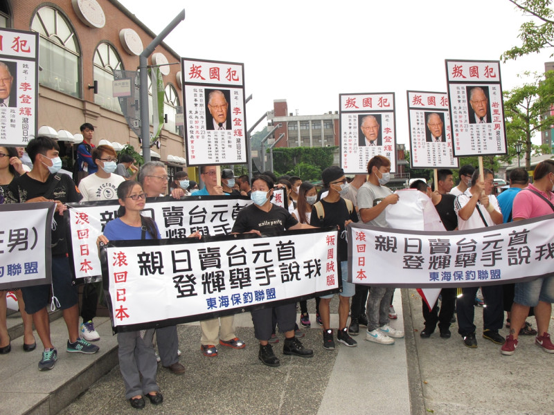 前總統李登輝15日在台大集思館發表「新台灣的主張」一書，反李人士群聚門口抗議，要李登輝滾回日本去。圖：林朝億/攝   