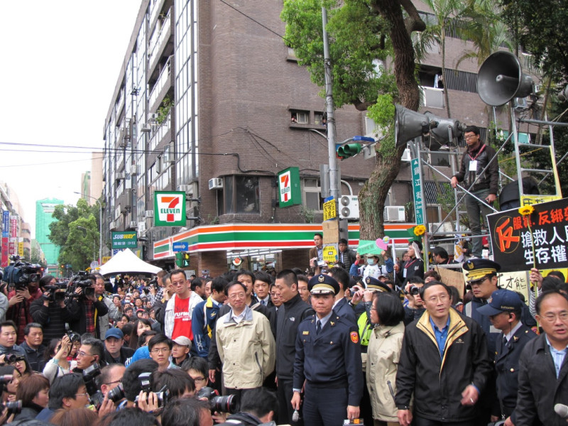 行政院長江宜樺在警察強力推撞、開道下，探視學生，但拿到麥克風後卻先提自己的心情。圖：林朝億/攝影   