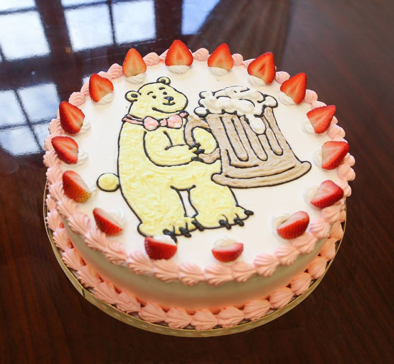 因應七夕情人節，總統馬英九20日訂了一個金熊蛋糕給妻子周美青，呼應兩人當年在美國的趣事。圖：翻攝自馬英九臉書   
