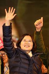 民進黨總統候選人蔡英文4日晚間出席宜蘭縣「公平正義撲滿台灣」造勢大會，受到民眾熱情歡迎。圖片來源：中央社   