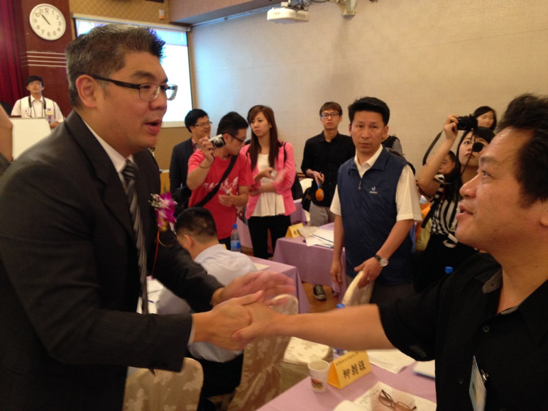 國民黨台北市長參選人連勝文日前希望尋求橘營支持，卻遭到親民黨副秘書長劉文雄反批「不要消費親民黨」；對此連勝文今(17)日出席活動時說，他個人和他的家人跟親民黨應該沒有什麼誤會。 圖：劉奕霆/攝   