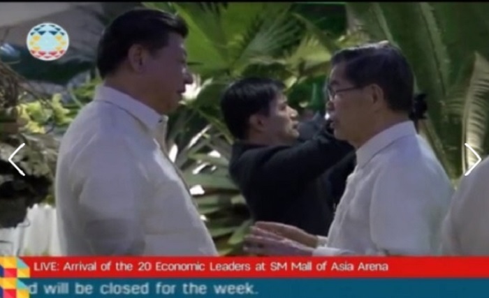 前副總統蕭萬長(右)在APEC主辦國晚宴上與中國國家主席習近平交談超過5分鐘。圖：中央社翻攝APEC大會轉播畫面   