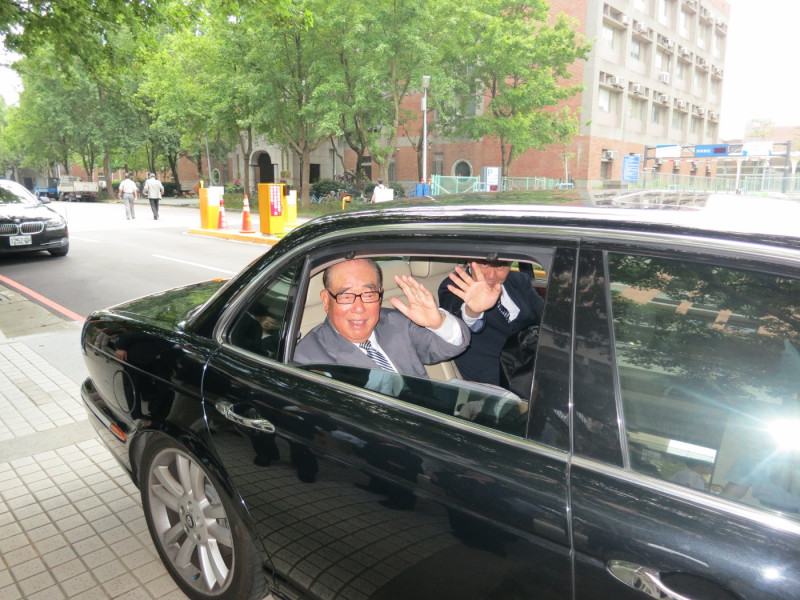 前行政院長郝柏村29日演講後，搭車離去。圖：林朝億/攝影   