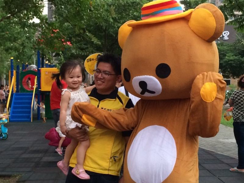 邱顯智日前在新竹「日光公園」拜票，弄來了全套的「拉拉熊」人偶裝，果然成功吸引不少到公園「遛小孩」的家長。圖：符芳碩/攝   