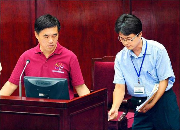 自由時報報導，台北市長郝龍斌(左)在8月31日議會備詢時，有寫字條給目前被羈押的前新工處科長陳智盛之嫌。圖片來源:翻攝自由時報網站。   