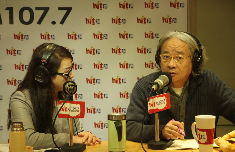 台北市長參選人馮光遠今(20)日接受電台專訪，談「318學潮」在議場內的實況，他強調，議場內的氣氛相當和平，警察跟學生就像朋友一樣。圖：台北之音提供   