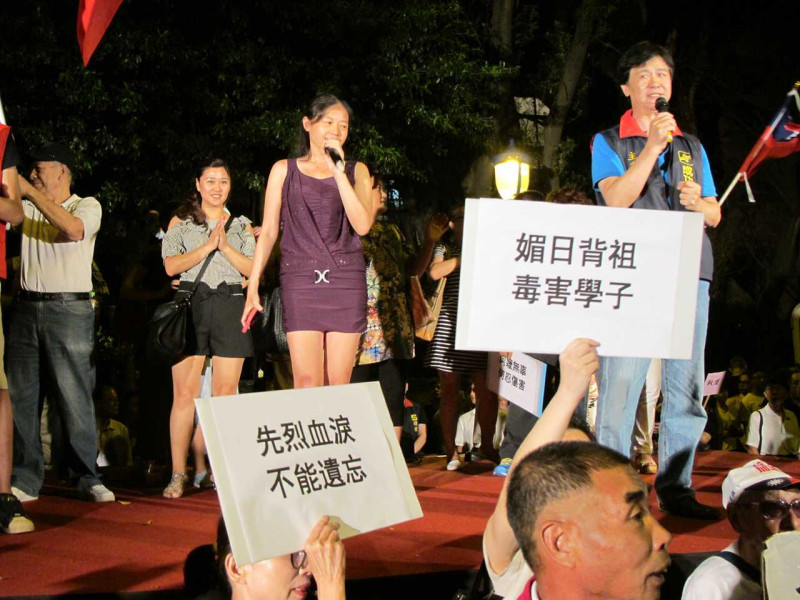 中華統一促進黨高歌「我們都是一家人」嗆抗議課綱微調學生。圖：林朝億/攝   
