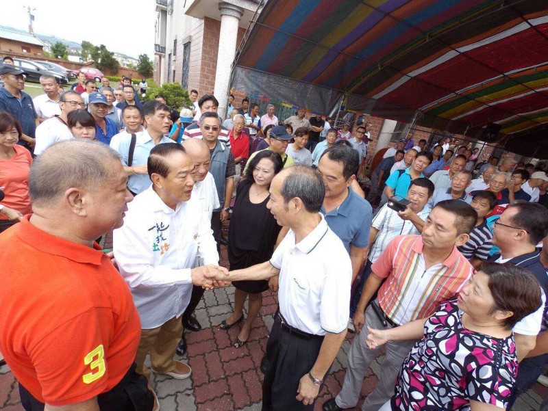 親民黨主席宋楚瑜25日至苗栗展開拜會行程，有多位藍營要角出席力挺，讓他忍不住笑說，「苗栗已經翻盤了」！圖：翻攝臉書「宋楚瑜找朋友」   