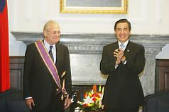 總統馬英九（右）11日在總統府頒贈美國前國防部長倫斯斐（Donald Rumsfeld）（左）「大綬景星勳章」，並歡迎他的來訪。圖片來源：中央社   