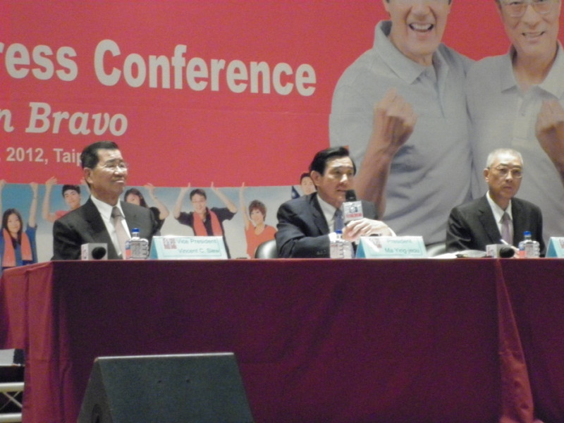 中國國民黨總統候選人馬英九12日召開國際記者會，並在會中反駁外界對他過於「傾中」政策的說法，圖片：謝莉慧/攝   
