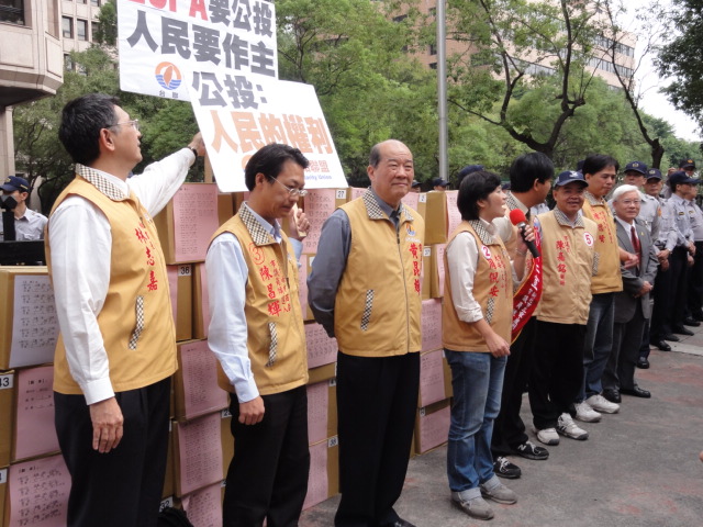 台聯第三次遞送ECFA公投書至中選會。圖片：王鼎鈞/攝   