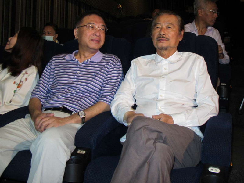 民進黨前主席施明德（右）17日發表家庭環島微電影「革命前夕的公路之旅」。圖：林朝億/攝   