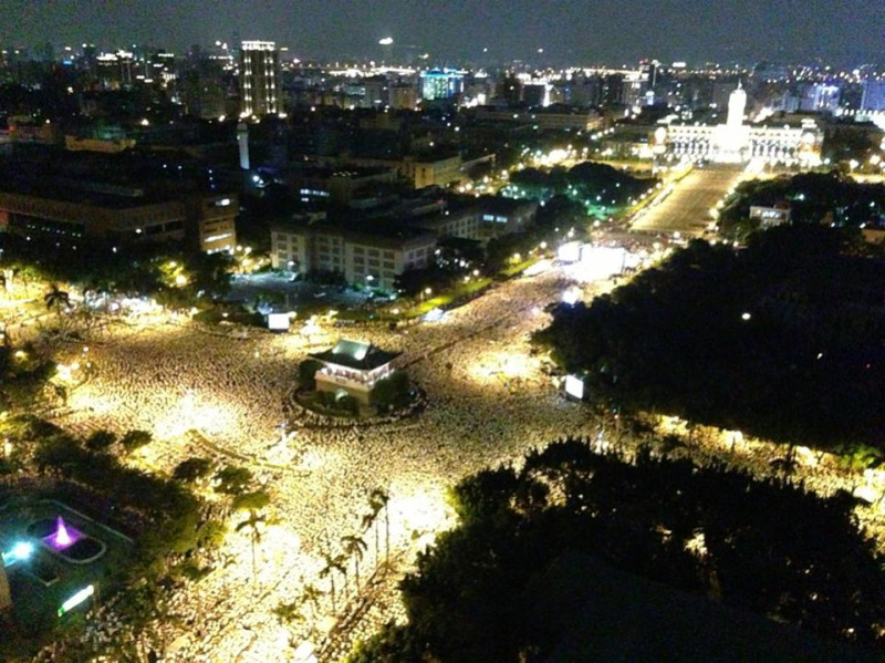 2013年國軍虐殺義務役下士洪仲丘事件，或許在8月3日晚上25萬人「送仲丘」的群眾抗議行動中，達到形式上的最高潮，但它更具殺傷力的實質影響仍在持續擴展中。圖：網友拍攝。   