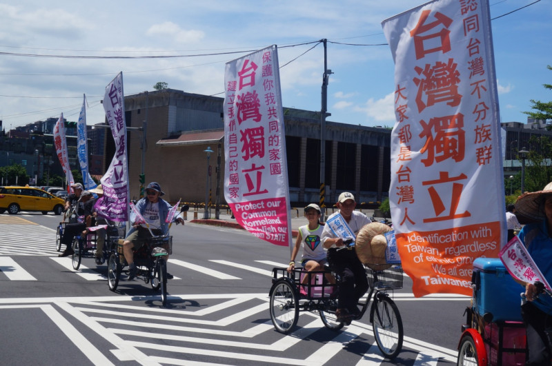 台灣幸福國家陣線、台灣國等支持者16日，騎著豎著「台灣獨立」旗幟的腳踏車，「路過」民進黨。圖：陳芛薇/攝   