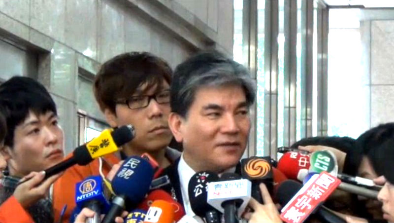 內政部長李鴻源今(26)天表示，昨天就接獲去職消息，雖然有想過留任，但一切尊重長官意見。圖：翁嫆琄/攝。   