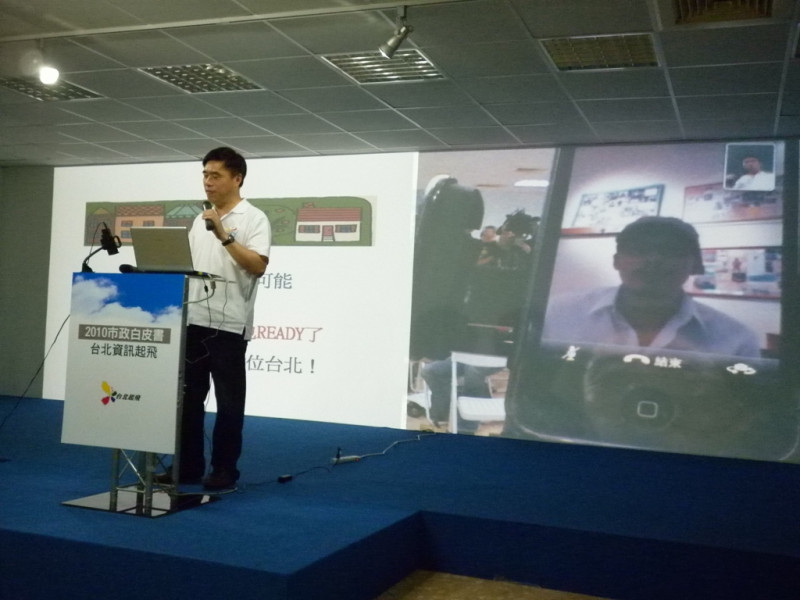 郝龍斌利用iPhone的FaceTime功能，在記者會上與音樂人方文山進行視訊連線。圖片：謝莉慧攝   