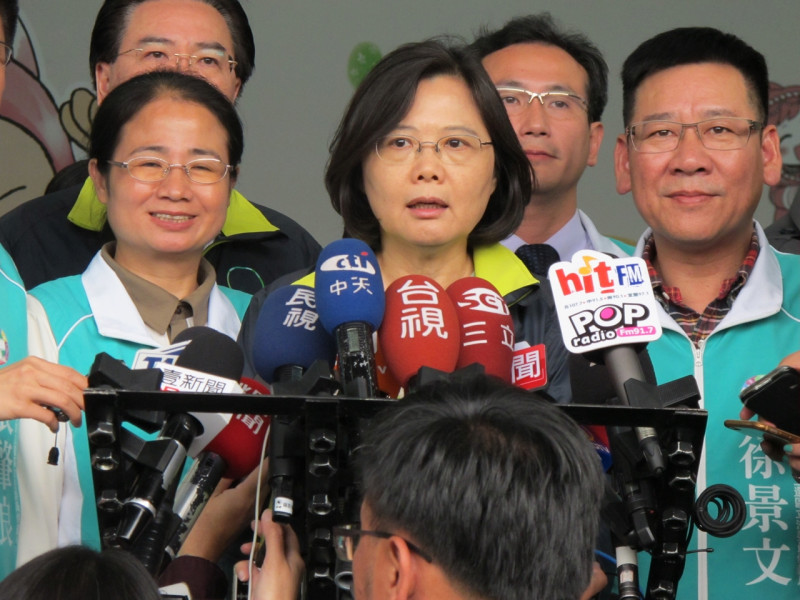民進黨主席蔡英文9日中常會前受訪表示，台北市將成立「首都改革陣線」。圖：林朝億/攝   