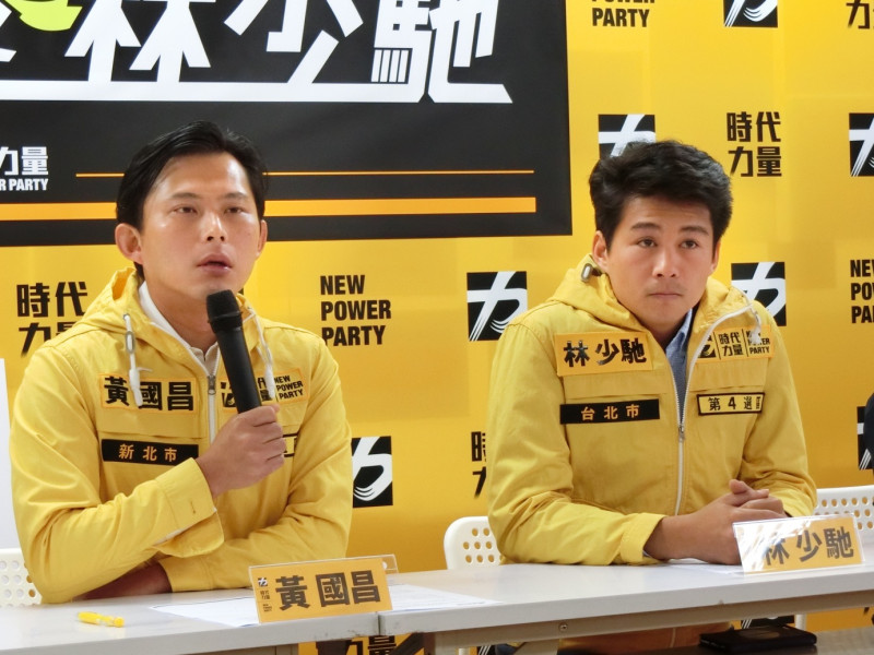 時代力量10日上午召開記者會，黨主席黃國昌(左)宣布台北市第4選區（內湖南港）立委參選人林少馳(右)加入時代力量。圖：楊淳卉/攝   