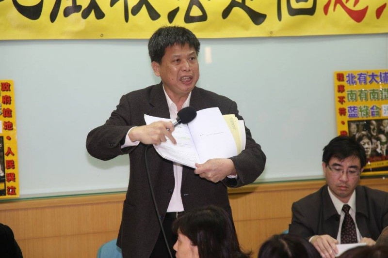政大地政系教授徐世榮拿出台南市府報告書，批評其中關於拆遷補償只有薄薄一頁，「完全沒有人民」。圖2之2：林雨佑/攝   