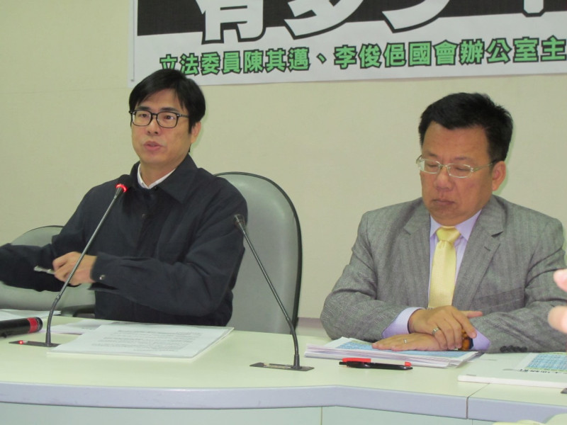 民進黨立委陳其邁、李俊俋22日召開記者會質疑國民黨黨產到底還有多少。圖：林朝億/攝   