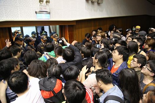 19日凌晨警察與議場內反黑箱服貿學生、民眾對峙的情況。圖：林雨佑/攝   